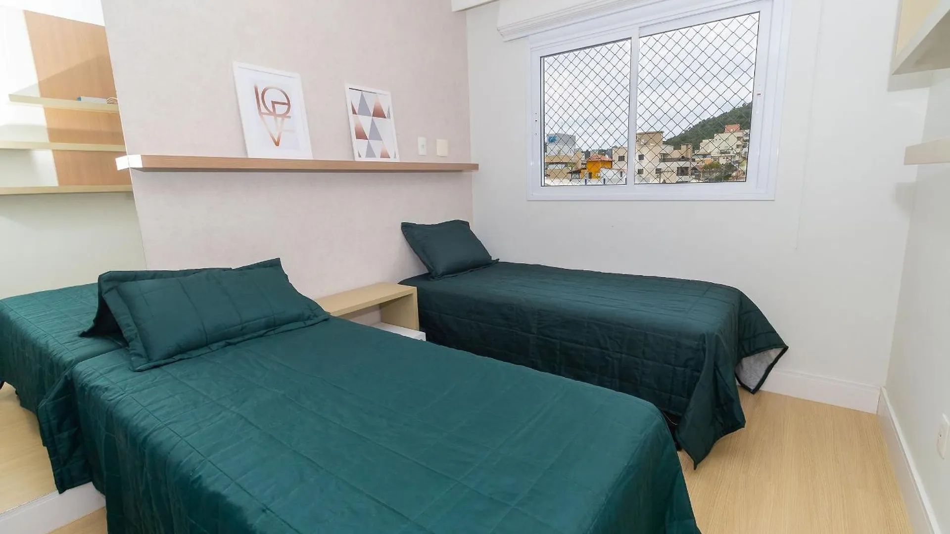 Apartment Boulevard 221D: Luxury Condo in Bombinhas Center with Pool and 24/7 Security