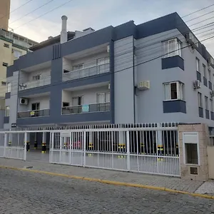  Apartamento Apto 2 Quartos No Centro De Bombinhas, 130 Metros